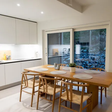 Glorious Two-floor House, Hot Tub, 4 Bedrooms, Sauna, Park Feriehus