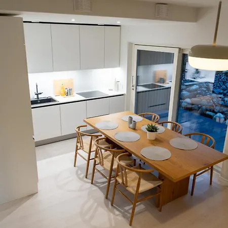 Feriehus Glorious Two-floor House, Hot Tub, 4 Bedrooms, Sauna, Park Vantaa