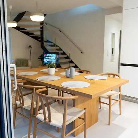 Glorious Two-floor House, Hot Tub, 4 Bedrooms, Sauna, Park * Vantaa