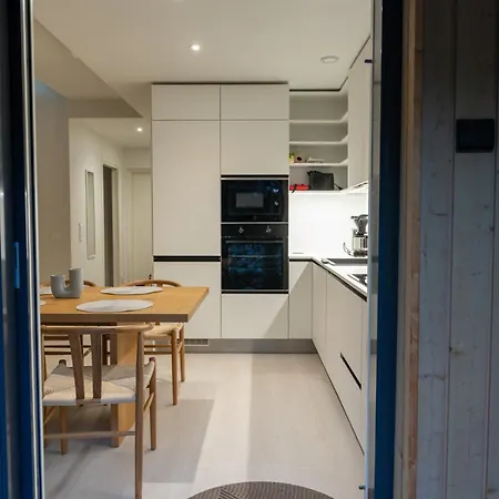 Glorious Two-floor House, Hot Tub, 4 Bedrooms, Sauna, Park Feriehus