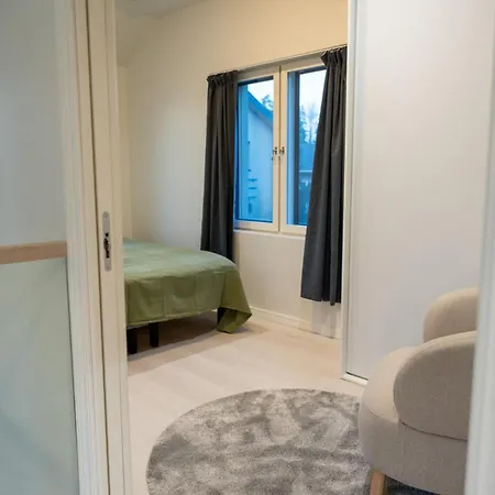 Feriehus Glorious Two-floor House, Hot Tub, 4 Bedrooms, Sauna, Park *