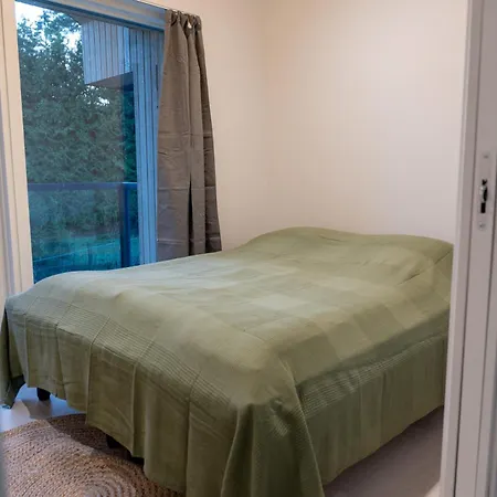 Glorious Two-floor House, 4 Bedrooms, Sauna, Park Vakantiehuis