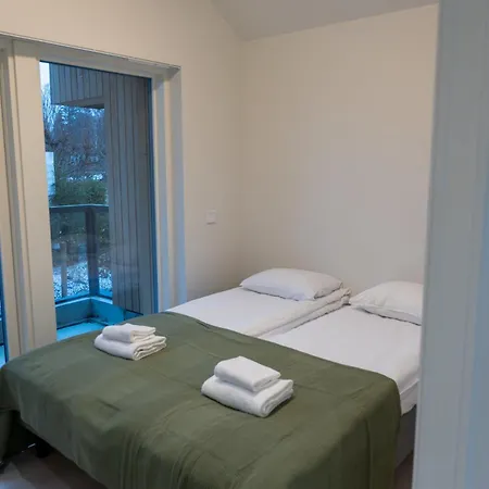 Vakantiehuis Glorious Two-floor House, 4 Bedrooms, Sauna, Park