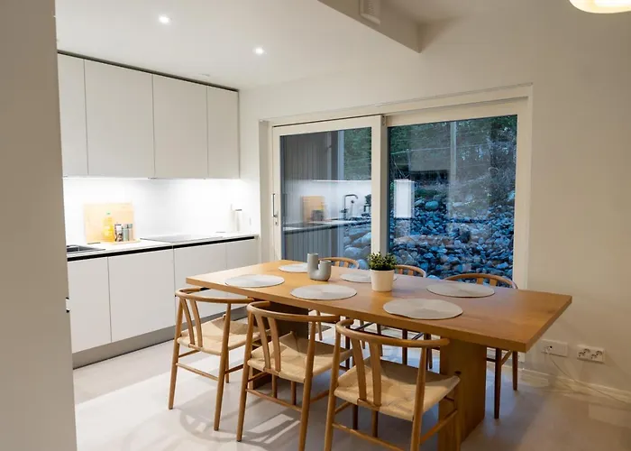 Glorious Two-floor House, 4 Bedrooms, Sauna, Park Semesterbostad