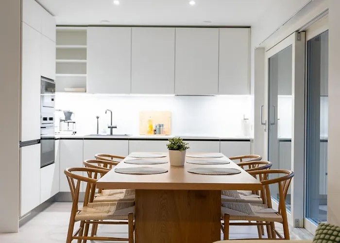 Semesterbostad Glorious Two-floor House, 4 Bedrooms, Sauna, Park Vanda