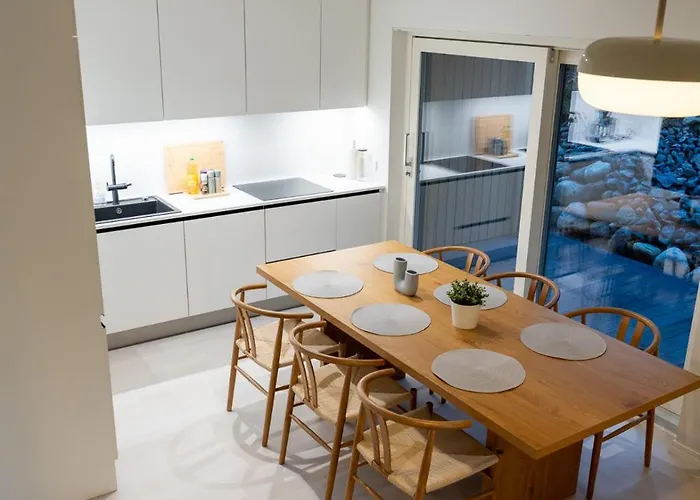 Semesterbostad Glorious Two-floor House, 4 Bedrooms, Sauna, Park Vanda