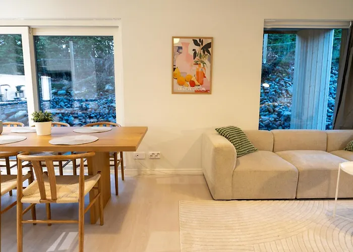 Vakantiehuis Glorious Two-floor House, 4 Bedrooms, Sauna, Park Vantaa