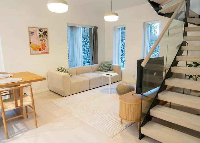 Glorious Two-floor House, 4 Bedrooms, Sauna, Park Vakantiehuis *