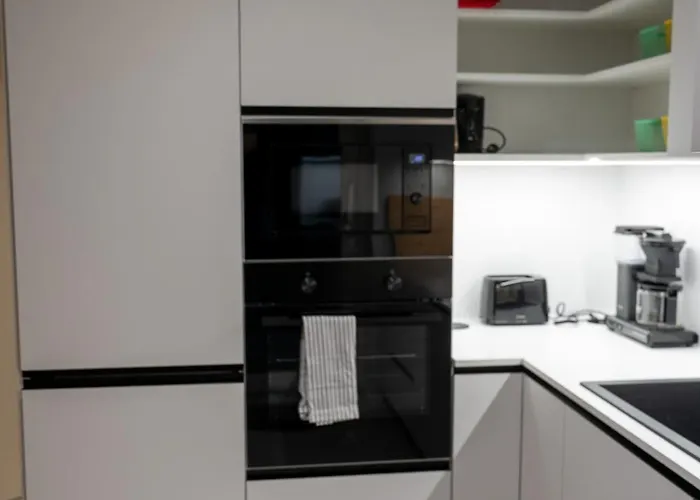 Glorious Two-floor House, 4 Bedrooms, Sauna, Park Vakantiehuis