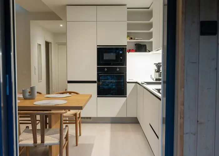 Glorious Two-floor House, 4 Bedrooms, Sauna, Park Vakantiehuis