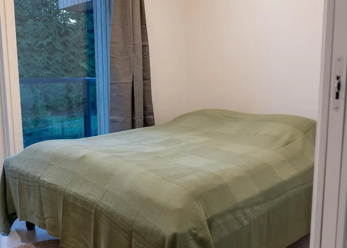 Glorious Two-floor House, 4 Bedrooms, Sauna, Park Vakantiehuis