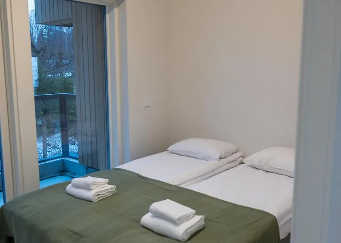 Vakantiehuis Glorious Two-floor House, 4 Bedrooms, Sauna, Park