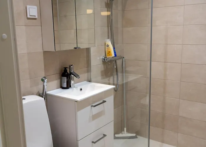 Vakantiehuis Glorious Two-floor House, 4 Bedrooms, Sauna, Park *